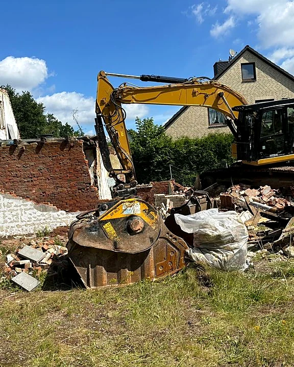 Bagger bei Rückbau und vorbereitenden Erdarbeiten