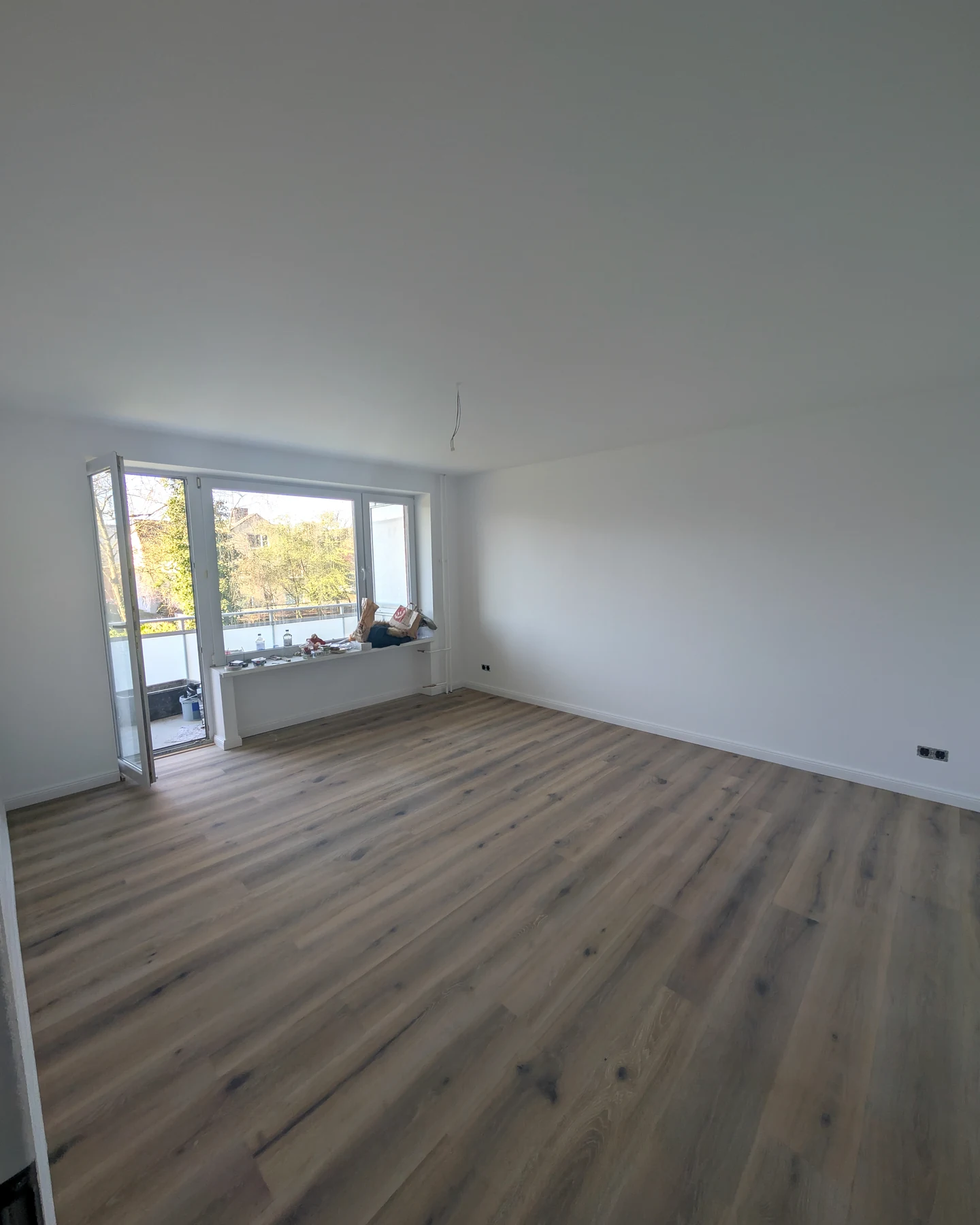 Fertiggestellter heller Innenraum mit neuem Boden und Fensterfront