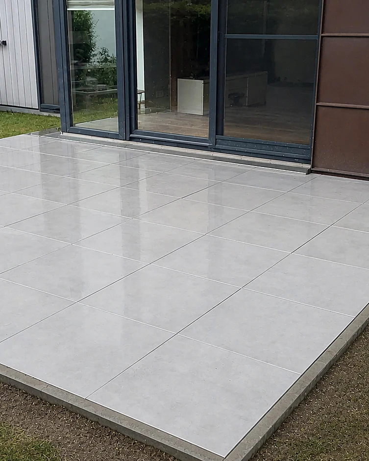 Fertiggestellte Terrasse mit großformatigen Platten